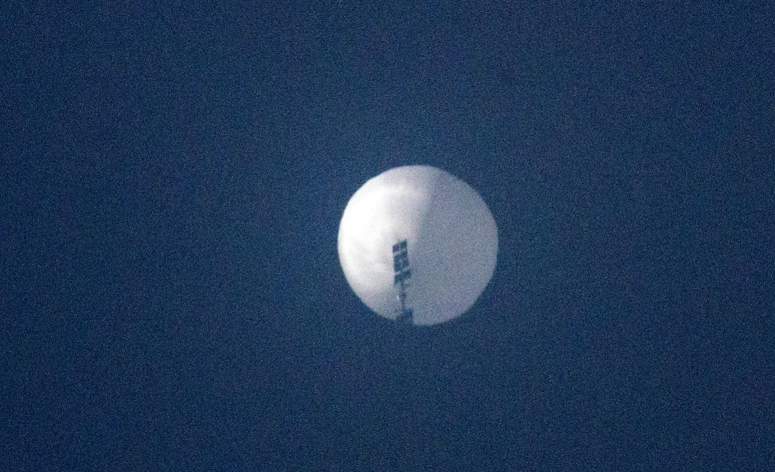 Csak találgatják, hogy mire szolgált a kínai kémballon Amerika felett, ami máris komoly vihart kavart