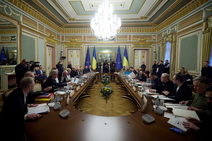 Ukrajna, az Európai Bizottság és az Európai Tanács képviselői a tárgyalóasztalnál február 3-án – Fotó: Ukrainian Presidential Press Service / Reuters