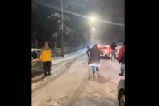 Szombat este nagy mennyiségű hó zúdult Kolozsvárra, késtek a hókotrók, több helyen közlekedési zavar alakult ki