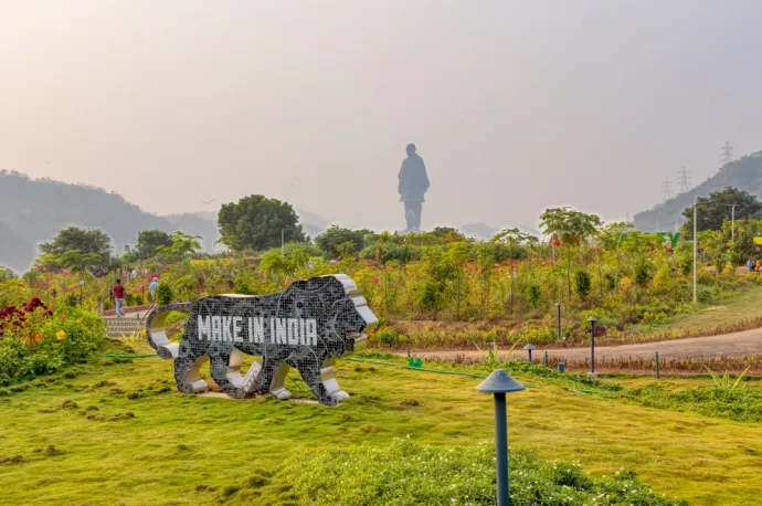 A Make in India hazai gyártásösztönző kampány oroszlányja, háttérben „Az egység szobrával” – Fotó: Shutterstock