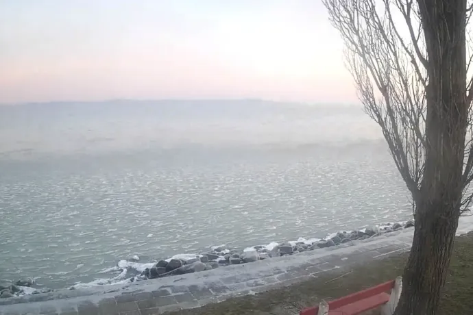 Maradnak a dermesztően hideg hajnalok, a Balaton is elkezdett befagyni