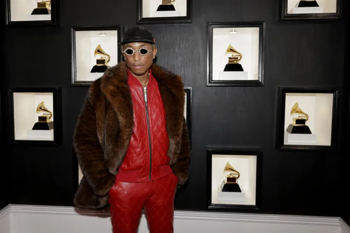 Pharrel Williams melegítőben és szőrmebundában – Fotó: Cbs Photo Archive / Getty Images