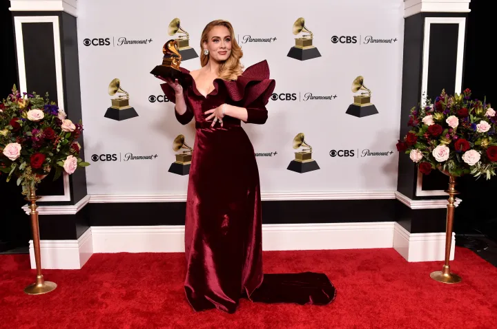 Adele vörösben – Fotó: Alberto E. Rodriguez / The Recording Academy / Getty Images