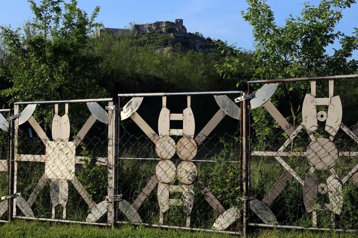Fent: Szarvaskő, alatta: az Apáca-sziklák és Sirok, lentebb: Sirok – Fotó: Martiskó Gábor, és Tenczer Gábor / Telex