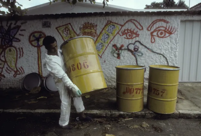 Egy munkás a sugárzó hulladékok elszállítására alkalmas hordókat pakol Goiâniában, 1987-ben – Fotó: Karen Kasmauski / Corbis / Getty Images