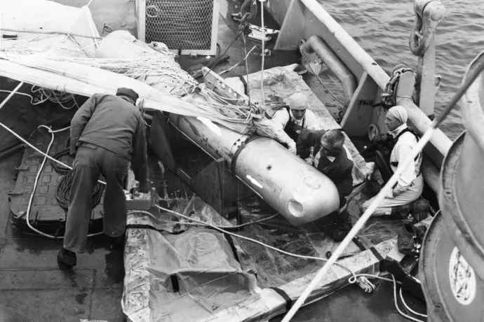 A Palomares mellett kiemelt hidrogénbomba az amerikai haditengerészet egyik hajójának a fedélzetén a mentőakció után – Fotó: Bettmann / Getty Images