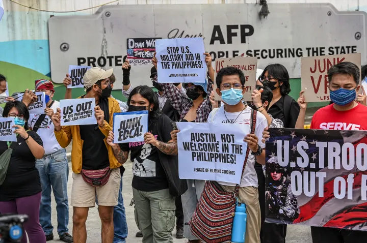 Tüntetők a hadsereg manilai főparancsnoksága előtt azért tiltakoznak, mert az amerikai csapatok további négy bázishoz juthatnak hozzá a délkelet-ázsiai országban – Fotó: Ted Aljibe / AFP