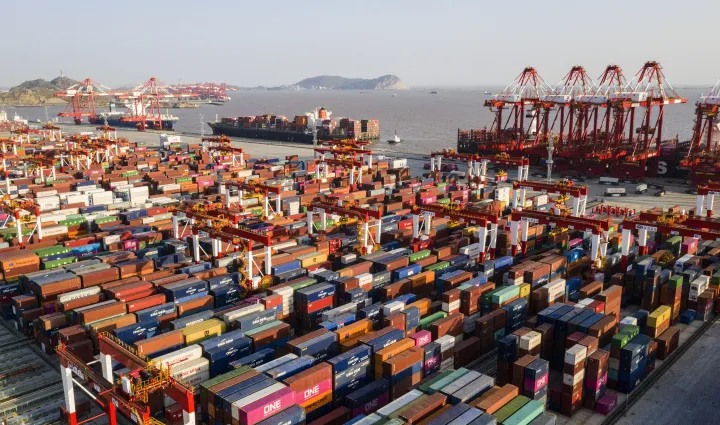 A sanghaji a világ legnagyobb forgalmú teherkikötője – Fotó: Ji Haixin / Imaginechina / AFP