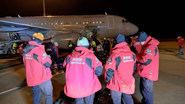 A magyar Hunor mentőszervezet csapata 55 fővel, köztük katonaorvosokkal és a mentőszolgálat munkatársaival indult Törökországba, a felszerelést a Magyar Honvédség Airbus 319-es gépe szállította – Fotó: Rácz Tünde / Honvédelem.hu / Facebook