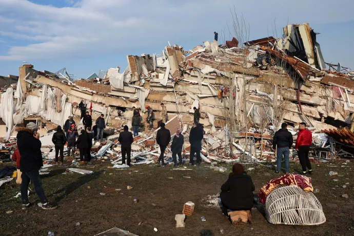 Összedőlt épület a földrengés sújtotta Hatayban, Törökországban – Fotó: Umit Bektas / Reuters
