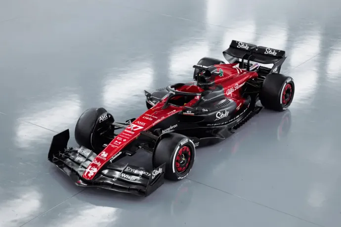 A fekete az F1 új slágere: az Alfa Romeo végre bemutatott valamit