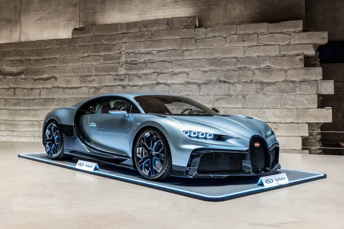 Adók és járulékok nélkül 9&#8239;792&#8239;500 eurót, átszámítva mintegy 3,8 milliárd forintnak megfelelő összeget ajánlott valaki az egyetlen példányban létező Bugatti Chiron Profilée-ért az RM Sotheby’s párizsi árverésén, 2023. február 1-jén – Fotó: Bugatti