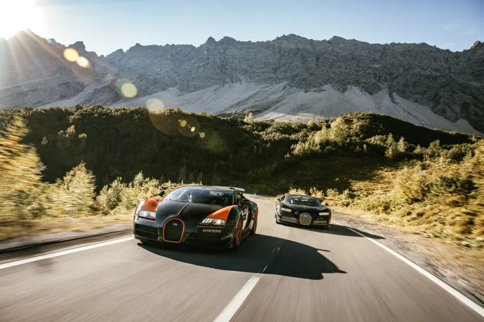 Több mint húsz év alatt mindössze két típust, a képen közelebbről látható Veyront és a távolabb lévő Chiront, illetve ezek különkiadásait kínálta a Bugatti, de a minimum ezer lóerős autók az ezredforduló óta a figyelem középpontjában állnak – Fotó: Bugatti
