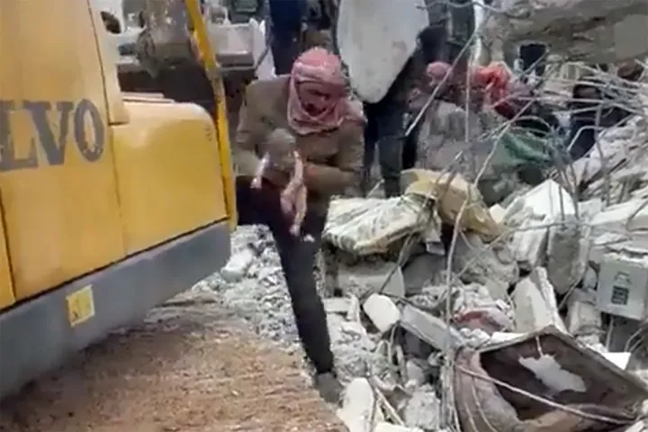 A romok alatt szülte meg kislányát egy nő a földrengés után Szíriában