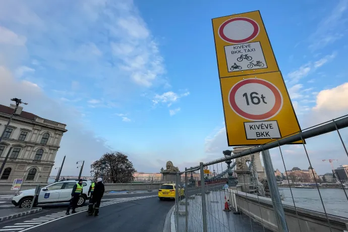 Közlekedési tábla a Lánchídon 2022. december 17-én – Fotó: Bakró-Nagy Ferenc / Telex