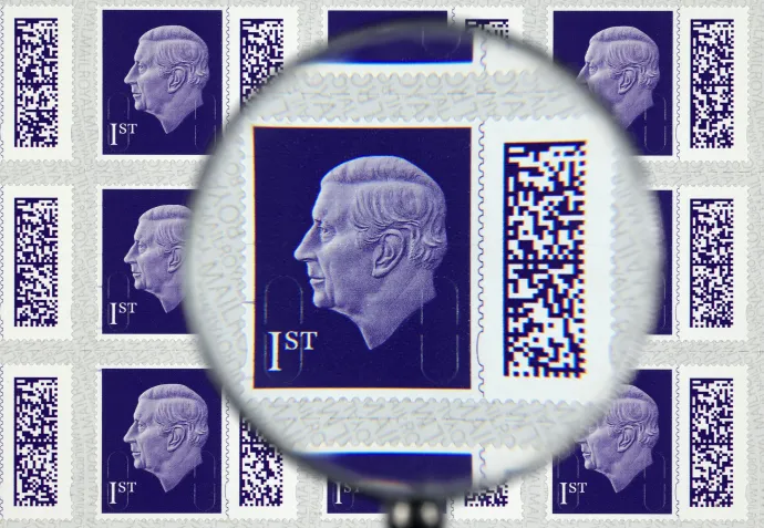 Az új, III. Károlyt ábrázoló bélyegek – Fotó: Royal Mail Group / AFP