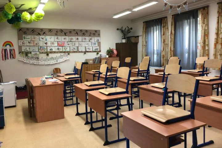 Egy székesfehérvári iskolában nincs fűtés, és ott is hideg volt, ahová áthelyezték a tanítást. Aztán a víz is elment