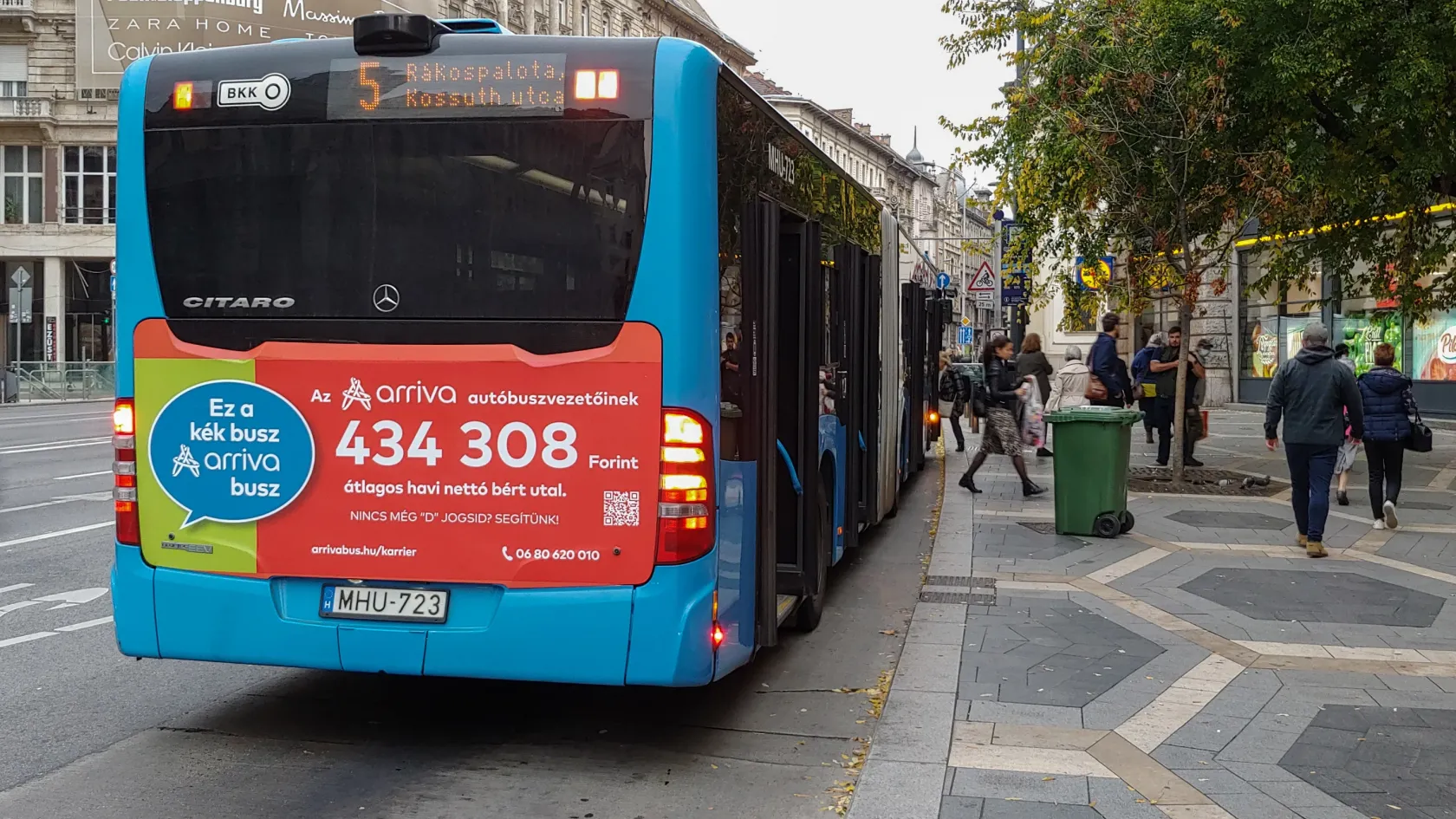 434 ezer forint nettó fizetés, könnyített jogosítványszerzés – és mégis tombol a buszsofőrhiány