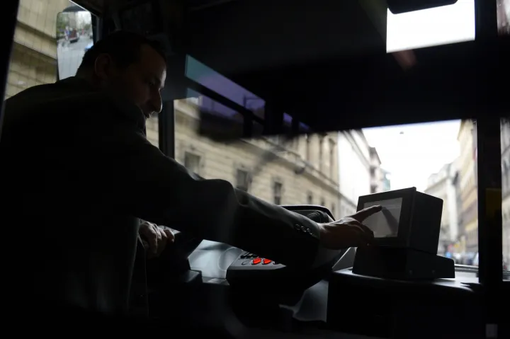 Buszvezető a budapesti 9-es buszon 2014 októberében – Fotó: Kovács Tamás / MTI