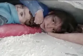 36 órán át védelmezte öccsét a romok között egy szír kislány, miután a földrengésben a családra omlott a ház
