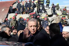Törökországban letartóztatják azokat, akik „provokatívan posztolnak” a földrengésről és a mentésről