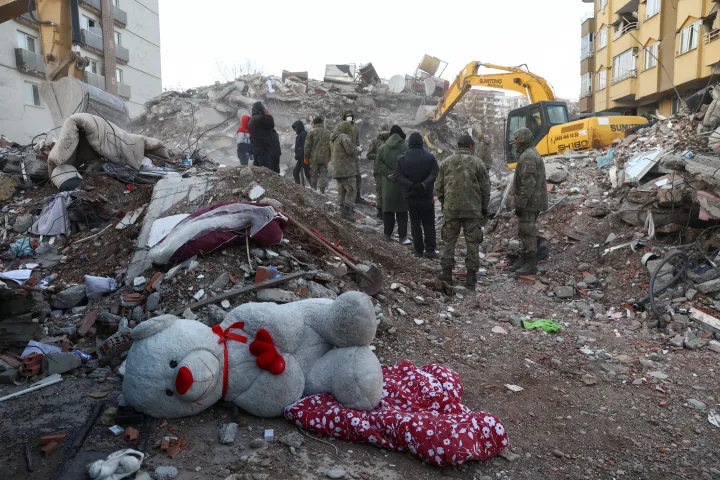 Mentők dolgoznak egy összedőlt épület helyén a törökországi Kahramanmaraşban 2023. február 8-án – Fotó: Ronen Zvulun / Reuters