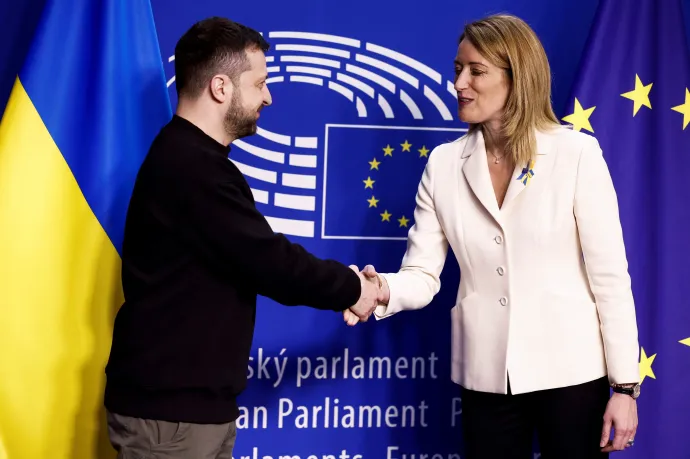 Volodimir Zelenszkij ukrán elnök kezet fog Roberta Metsolával, az Európai Parlament elnökével Brüsszelben 2023. február 9-én – Fotó: Kenzo Tribouillard / AFP