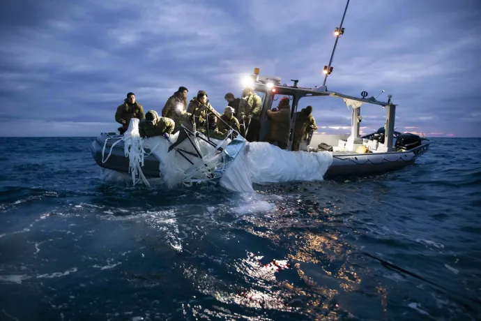 A kínai kémballon maradványait szedik ki a tengerből Dél-Karolina partjainál 2023. február 5-én – Fotó: Petty Officer 1st Class Tyler Thompson / US NAVY / AFP 