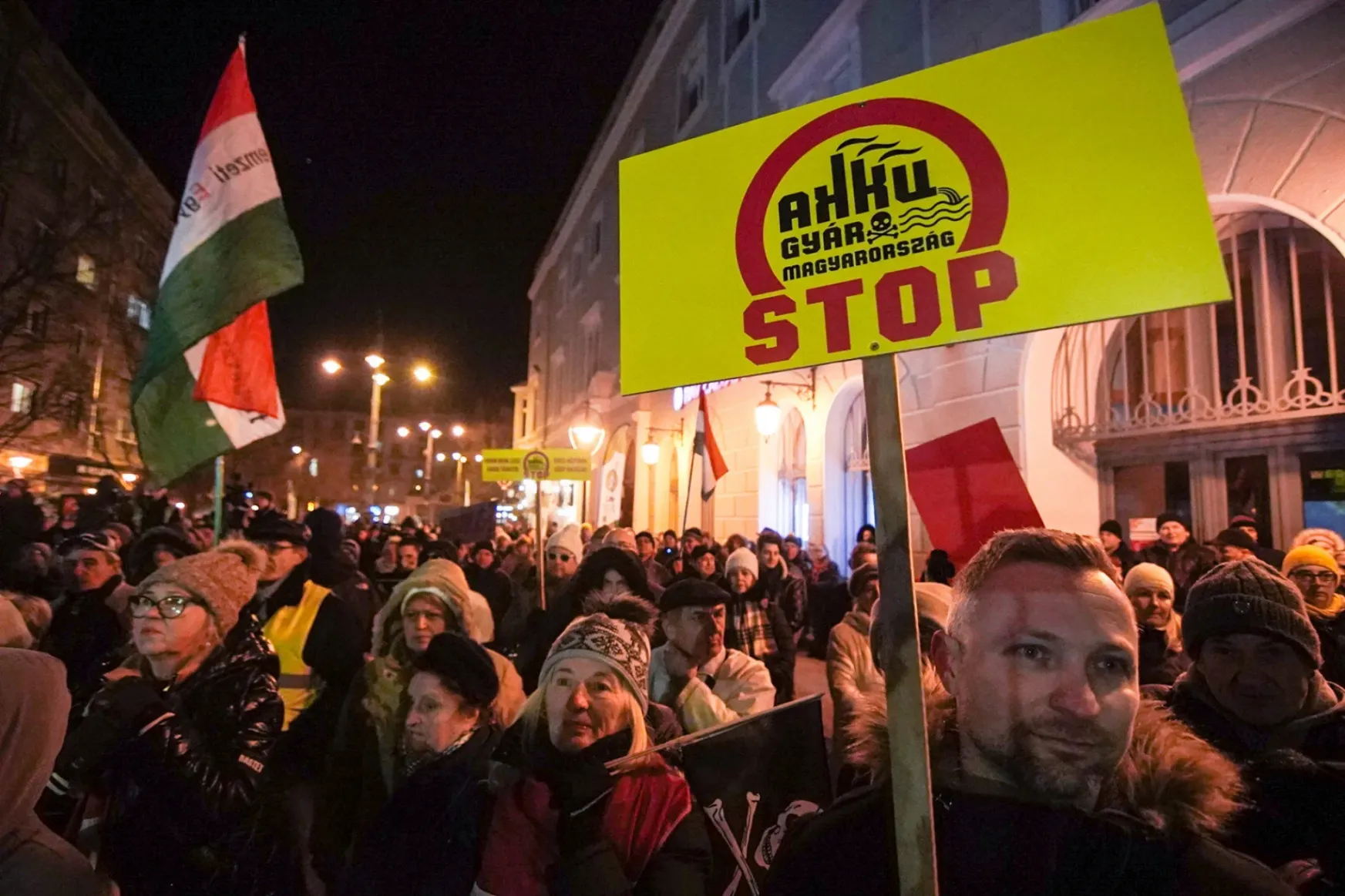 Kicsi, de dühös tömeg skandálta Debrecenben az akkugyár elleni tüntetésen, hogy: Nem hagyjuk!
