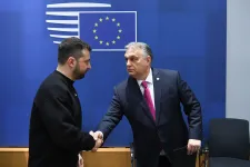Végül csak összejött egy kézfogás Orbán és Zelenszkij között