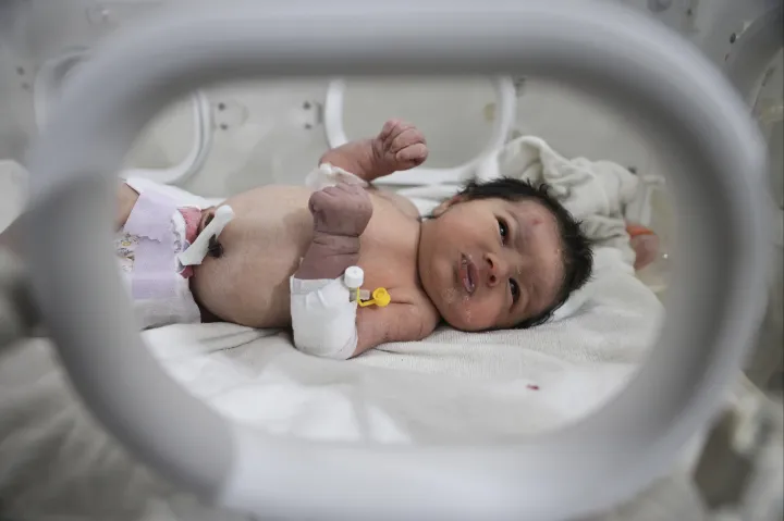 Több tucatnyian örökbe fogadnák a kislányt, aki a szíriai romok alatt született meg a földrengés után