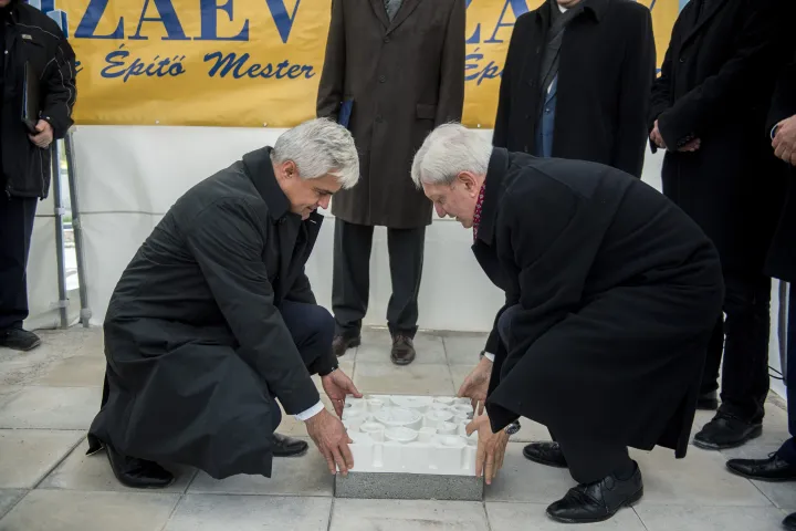 2018-ban Jenei Zoltán, a PTE kancellárja és Bódis József, az Emmi oktatásért felelős államtitkára elhelyezik a PTE Általános Orvostudományi Kara új elméleti tömbjének alapkövét – Fotó: Sóki Tamás / MTI