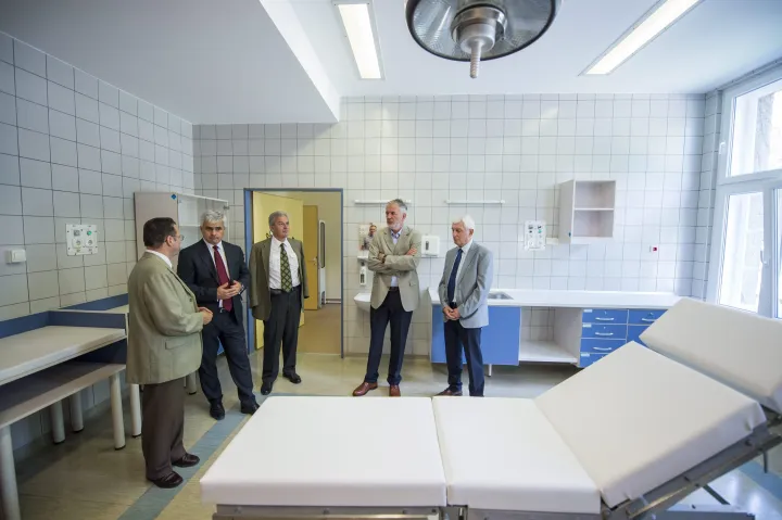 Molnár Dénes, a PTE Gyermekgyógyászati Klinikájának igazgatója, Jenei Zoltán, az egyetem kancellárja, Decsi Tamás, a PTE Klinikai Központjának főigazgatója, Páva Zsolt polgármester és Bódis József, a PTE rektora a gyermekklinika felújított vizsgálóinak és kibővített sürgősségi osztályának avatásán 2015-ben – Fotó: Sóki Tamás / MTI