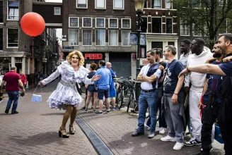 Amszterdam betiltja a kannabiszt a piros lámpás negyedben