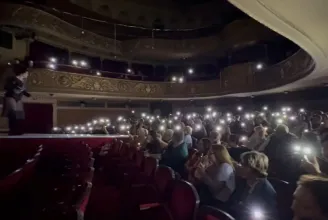 Áramszünet volt Temesváron, a közönség telefonjainak a fényénél játszottak a színészek a nemzeti színházban