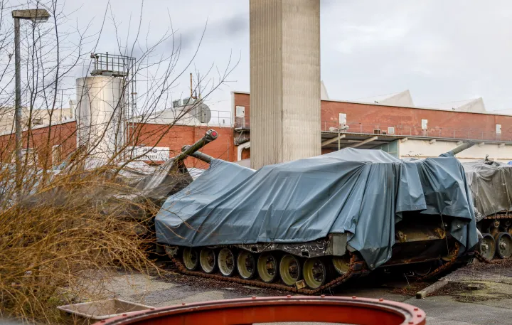 Több Leopard 1 harckocsi áll a Flensburger Fahrzeugbau Gesellschaft gyár területén, miután a német kormány jóváhagyta a harckocsik Ukrajnának történő szállítását 2023. február 4-én – Fotó: Axel Heimken / AFP