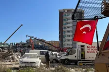 Centiről centire haladnak a romok alatt a mentőcsapatok Törökországban, nincs áram és víz sem