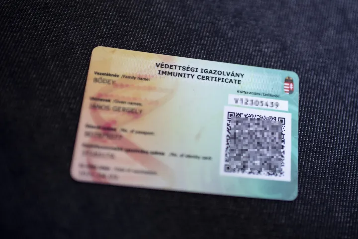 A védettségi igazolvány – Fotó: Bődey János / Telex