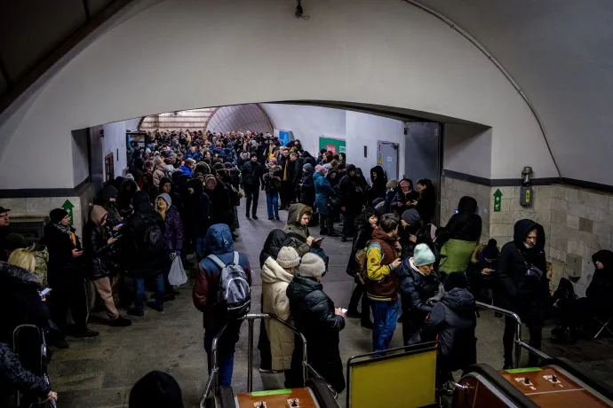 Kijeviek keresnek menedéket egy metróállomáson a légiriadó idején 2023. február 10-én – Fotó: Dimitar Dilkoff / AFP
