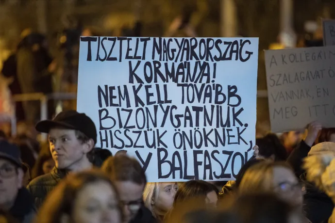 Transzparens a oktatásért szervezett tüntetések egyikén 2022. decemberben -Fotó: Bődey János / Telex
