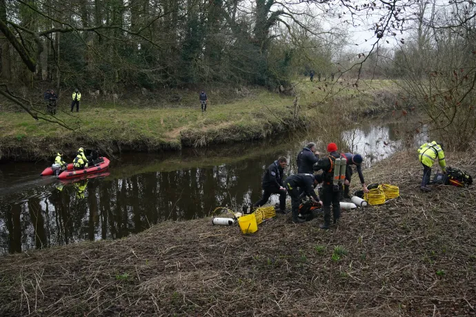 A rendőrség keresőcsapatai a Wyre folyónál folytatják az eltűnt 45 éves Nicola Bulley keresését 2023. február 7-én – Fotó: Peter Byrne / Getty Images