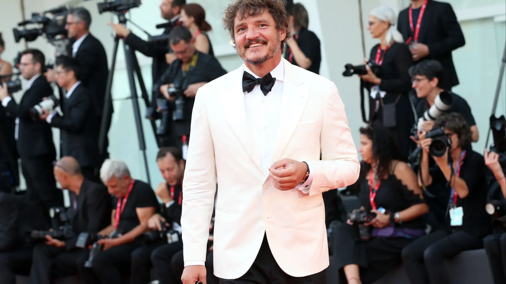 Kié ez a fantasztikus bajusz, és miért szól róla mostanában minden Hollywoodban?