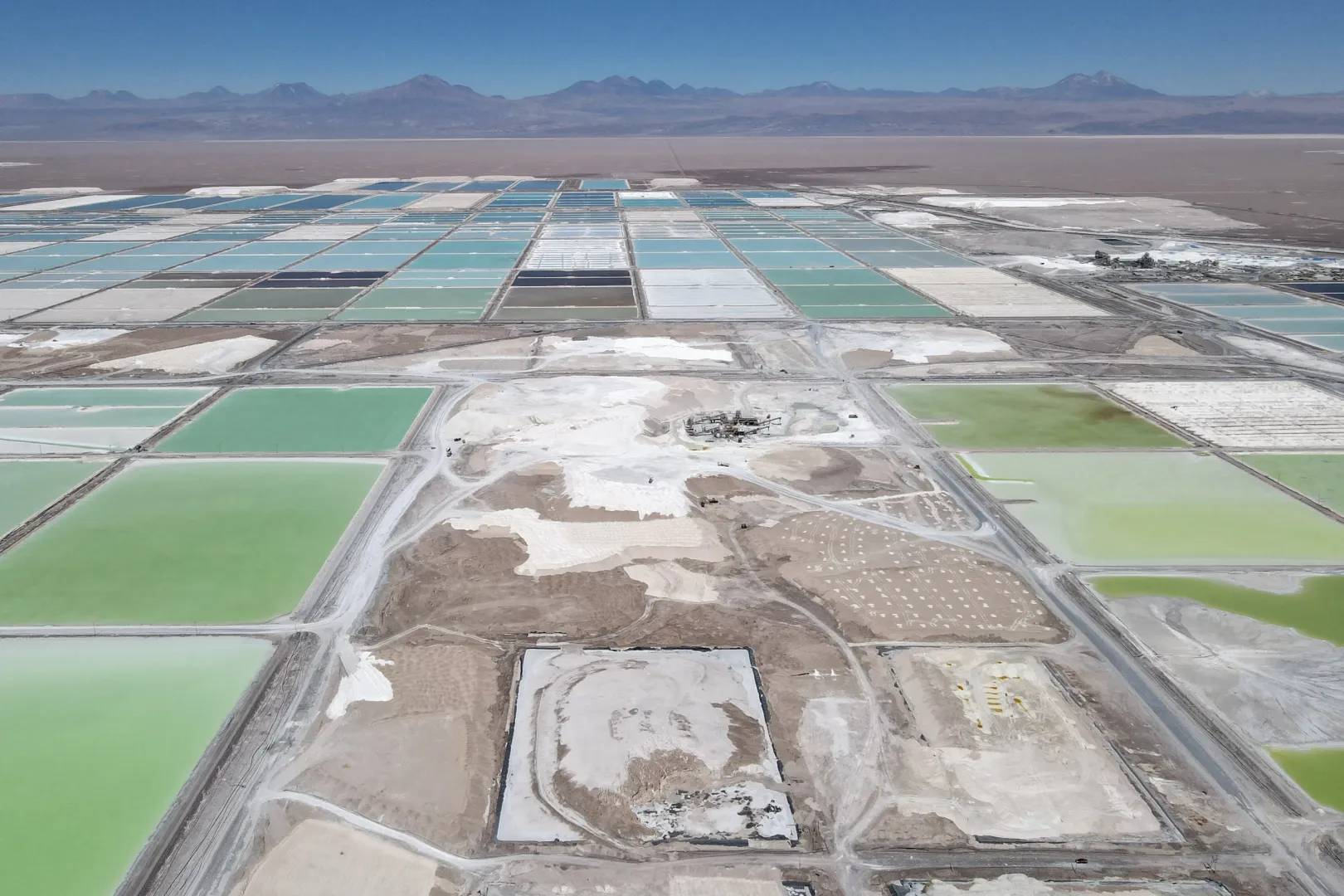 Lítiumtartalmú sók oldatával töltött párologtatómedencék Chilében, az Atacama-sivatagban – Fotó: Junior D. Kannah / AFP