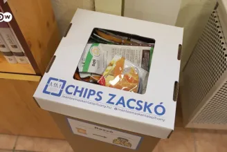 Egy magyar szervezet chipseszacskókból készít hálózsákokat hajléktalanoknak