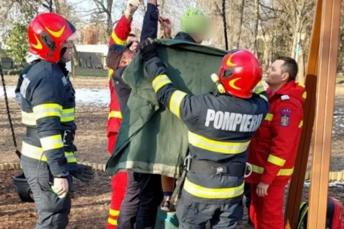Beszorult egy 11 éves srác a babahintába, és azt kérte a tűzoltóktól, úgy mentsék ki, hogy ne kacagják ki a többiek