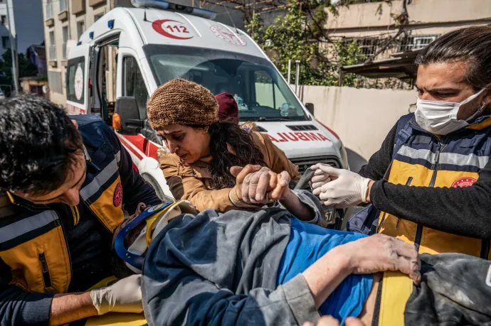 133 órával a törökországi és szíriai földrengés után is találnak még túlélőket a mentőcsapatok