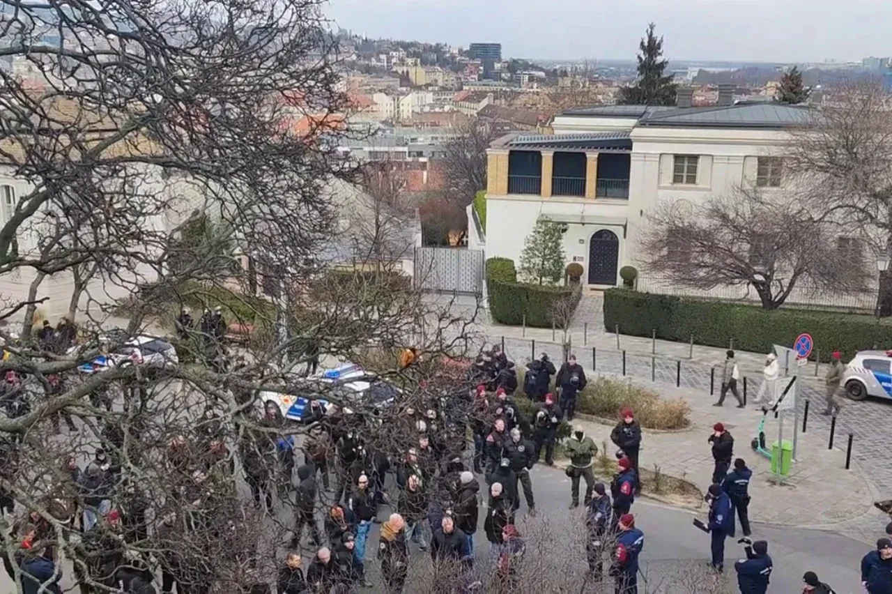 Több mint 300 embert igazoltatott a rendőrség a kitörés napi rendezvényeken Budapesten