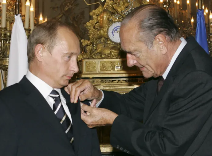 Chirac adta, Macron elveheti – Fotó: Vladimir Rodionov