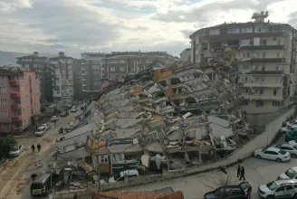 Törökország nem hagyja meglógni az összedőlt épületekért felelős építési vállalkozókat
