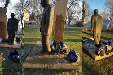 Sárral öntötték le Horn Gyula XIII. kerületi szobrát
